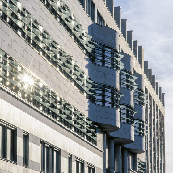 Moderne Architektur mit eleganten Fassadenelementen und reflektierendem Licht.
