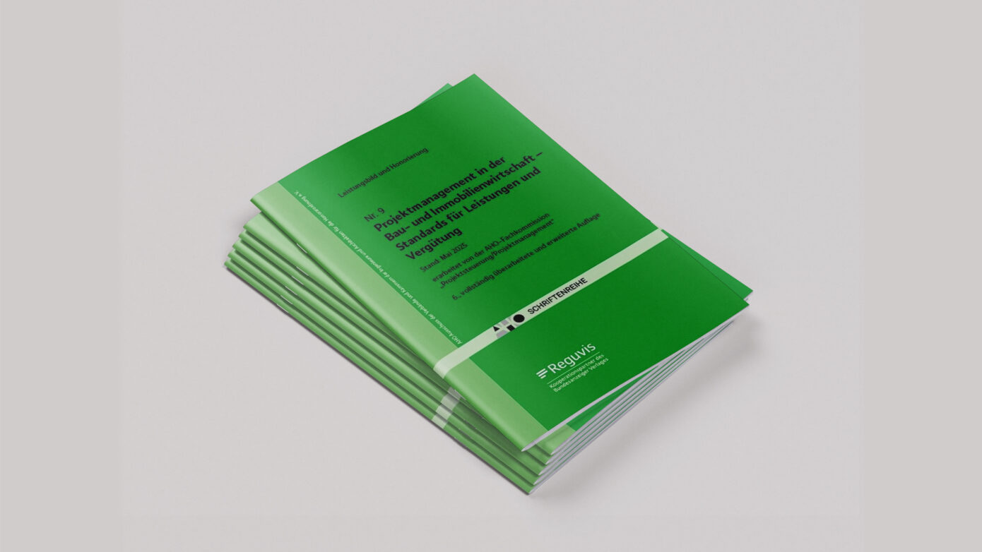 Stapelhaufen von grünen Broschüren zu rechtlichen Herausforderungen und Lösungen.