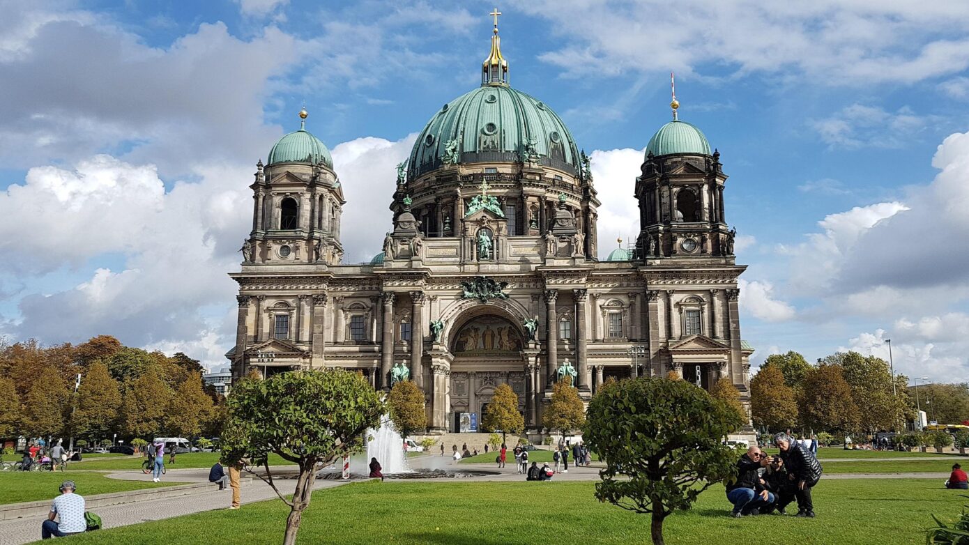 Berliner Dom mit beeindruckender Architektur und Besucher im Park.