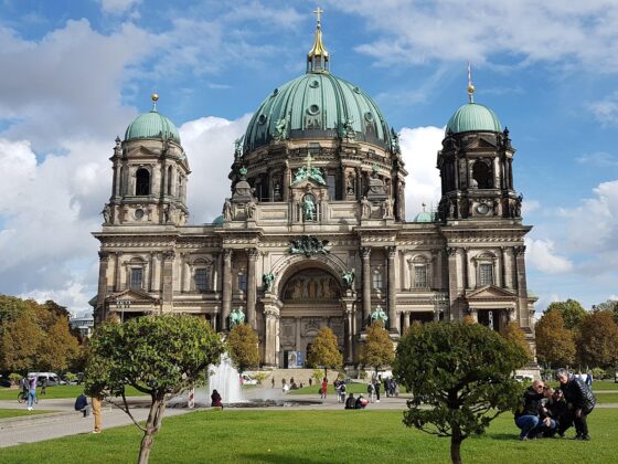 Berliner Dom mit beeindruckender Architektur und Besucher im Park.