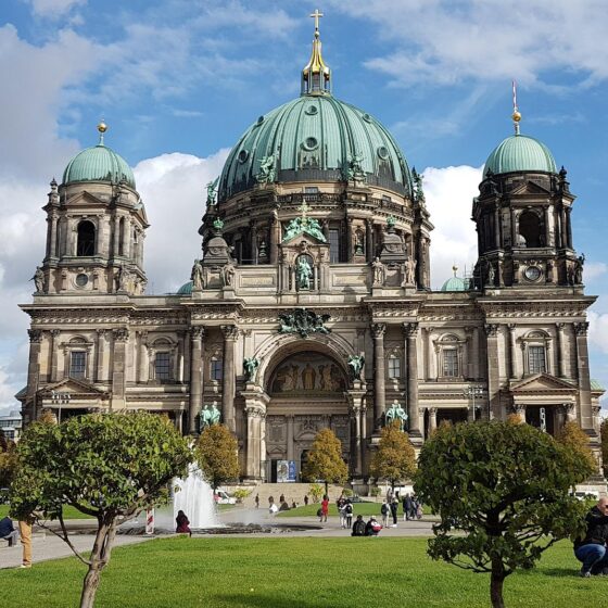 Berliner Dom mit beeindruckender Architektur und Besucher im Park.