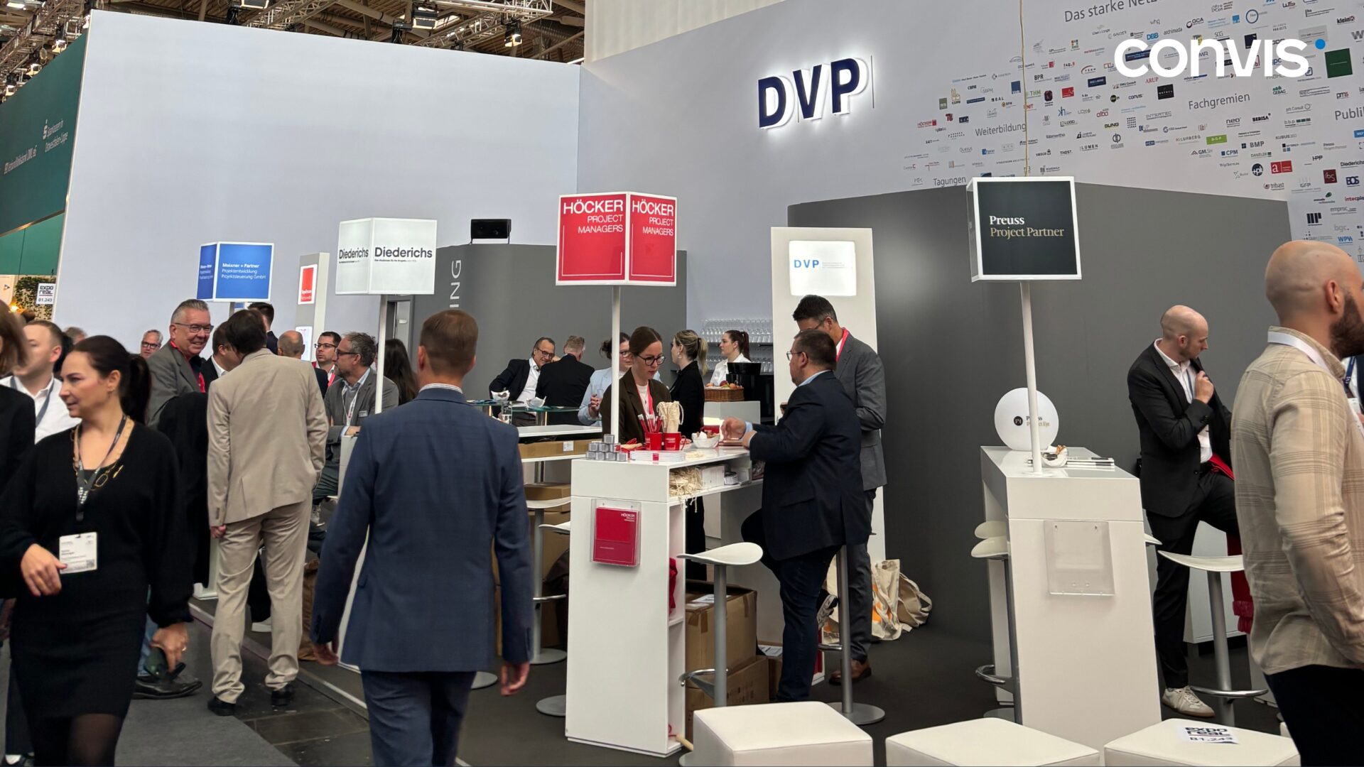 Messestand der DVP mit Fachbesuchern und Informationsständen auf einer Veranstaltung.
