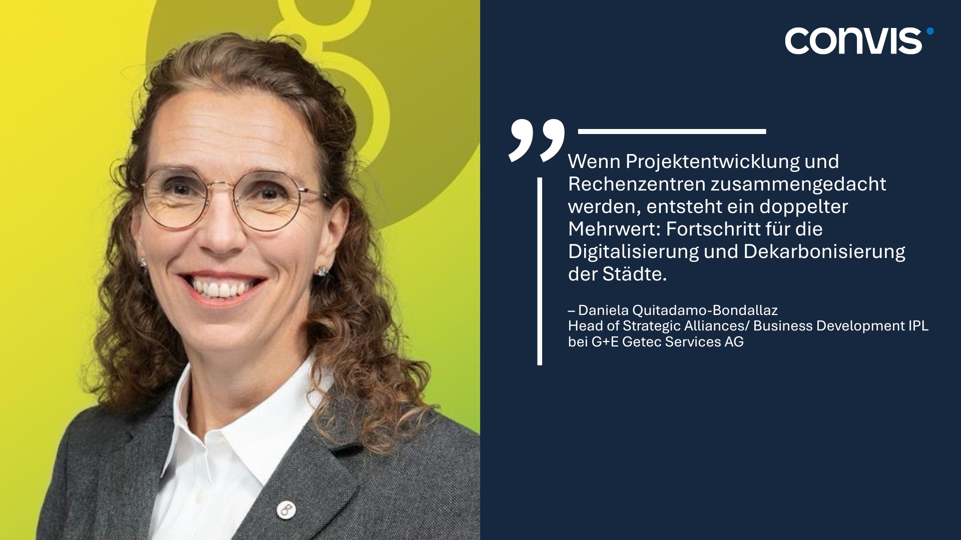 Frau mit Brille und lockigen Haaren spricht über Digitalisierung und Dekarbonisierung in Städten.