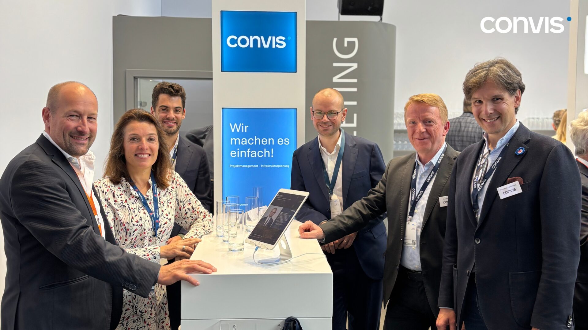 Gruppenfoto am Convis-Stand mit Fachleuten und Kunden auf einer Messe.