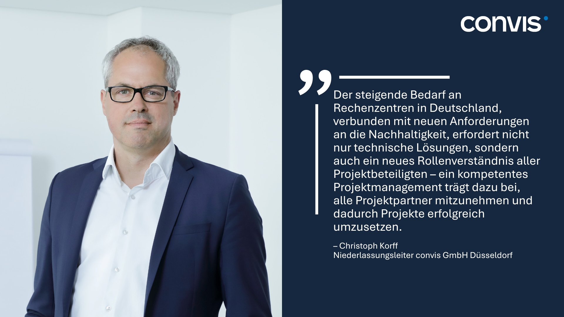 Mann in Anzug spricht über nachhaltiges Projektmanagement bei convivs GmbH Düsseldorf.