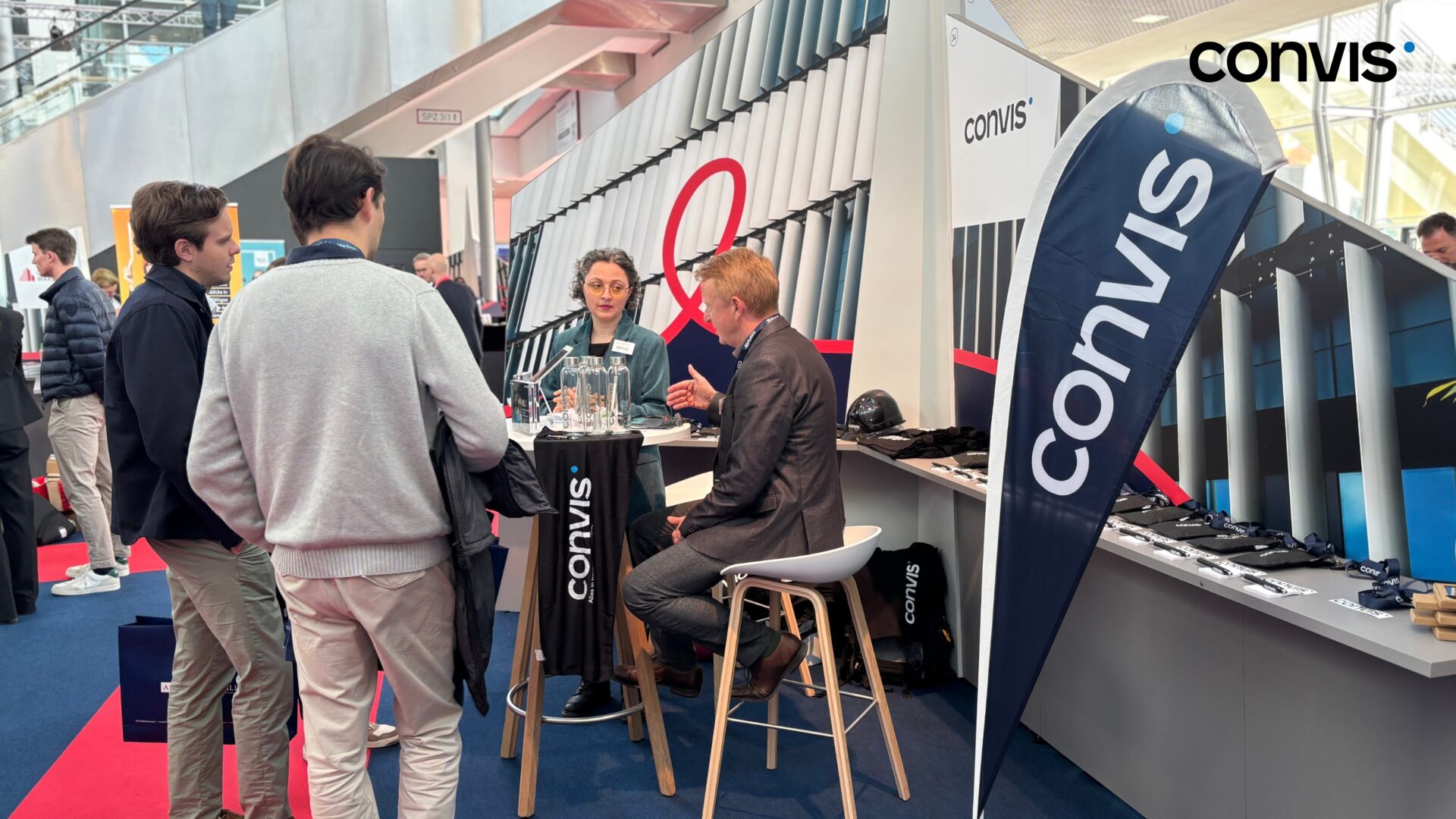 Messestand von Convis mit Fachleuten im Gespräch und informativen Materialien.
