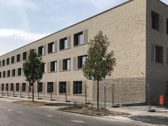 Fuchsberg-Grundschule mit moderner Gebäudefassade mit Fenstern und Bäumen in urbaner Umgebung.