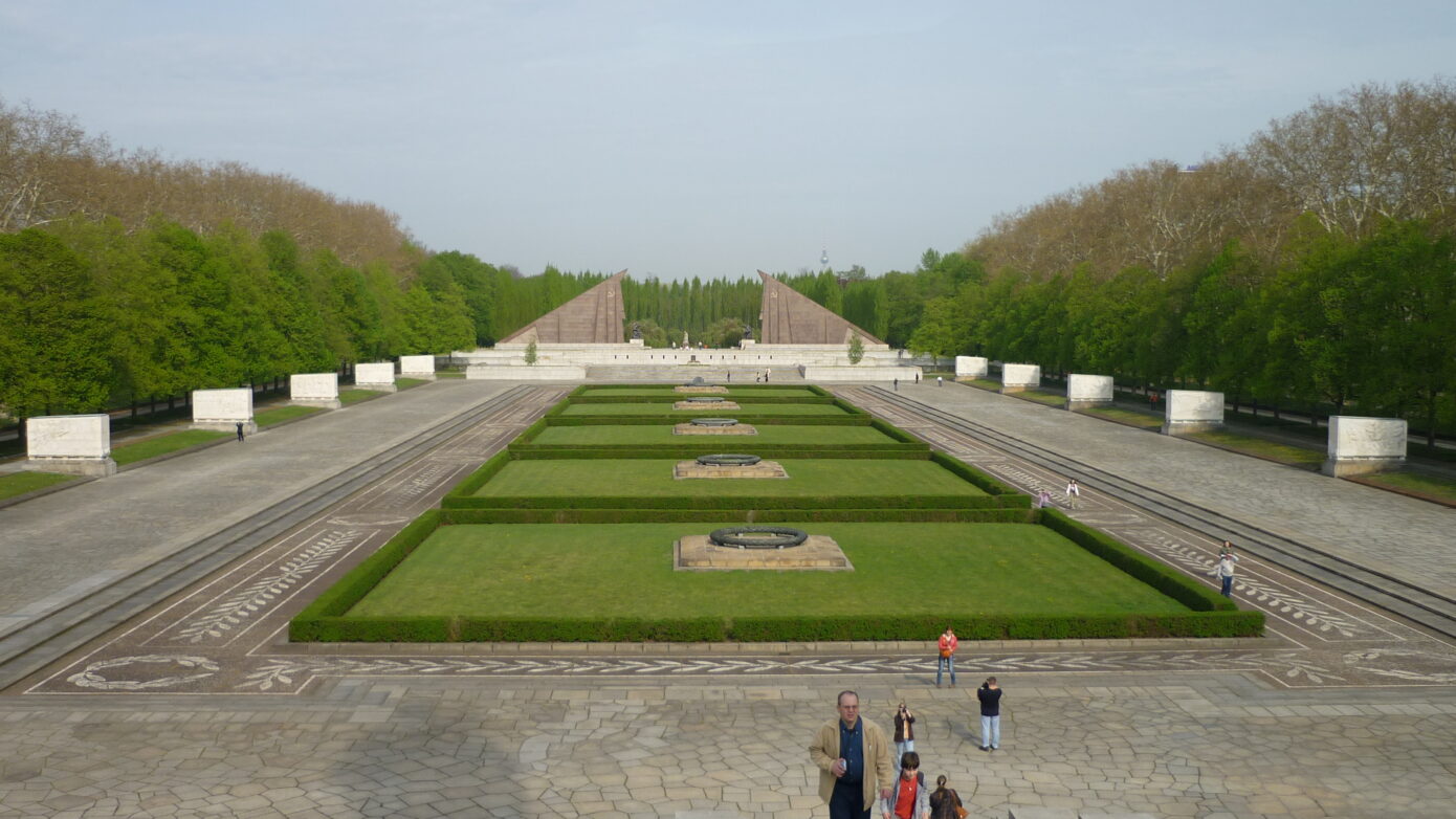 Sowjetisches Ehrenmal in Berlin mit Parkanlagen davor.