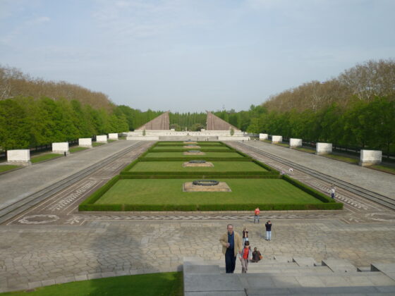 Sowjetisches Ehrenmal in Berlin mit Parkanlagen davor.