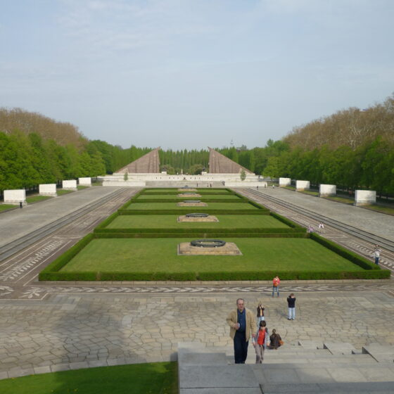 Sowjetisches Ehrenmal in Berlin mit Parkanlagen davor.