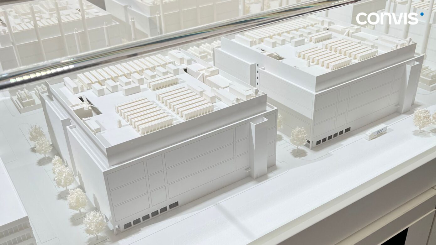 Modell von zwei modernen Gebäuden in weißer Architektur, präsentiert von Convis.