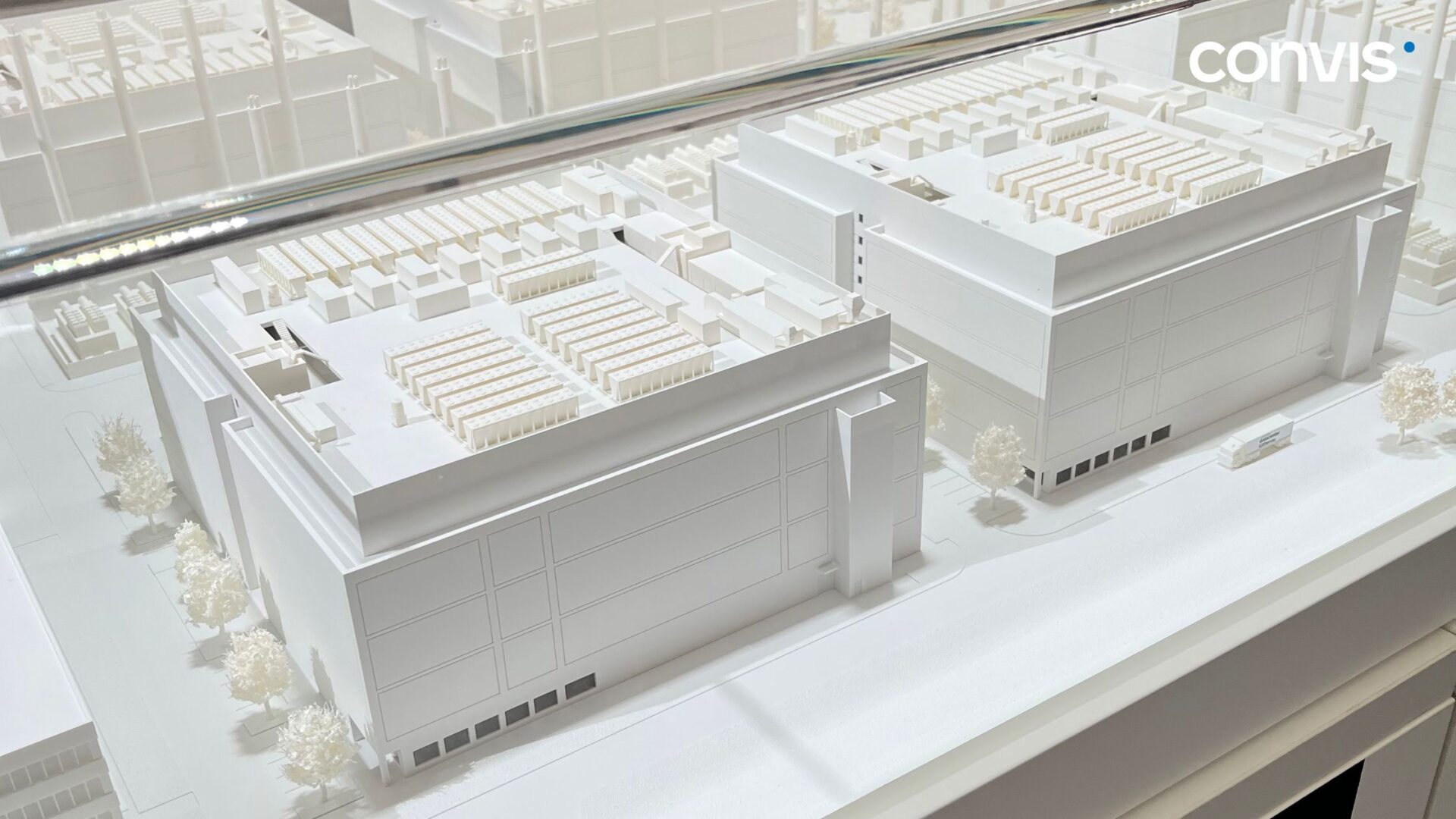 Modell von zwei modernen Gebäuden in weißer Architektur, präsentiert von Convis.