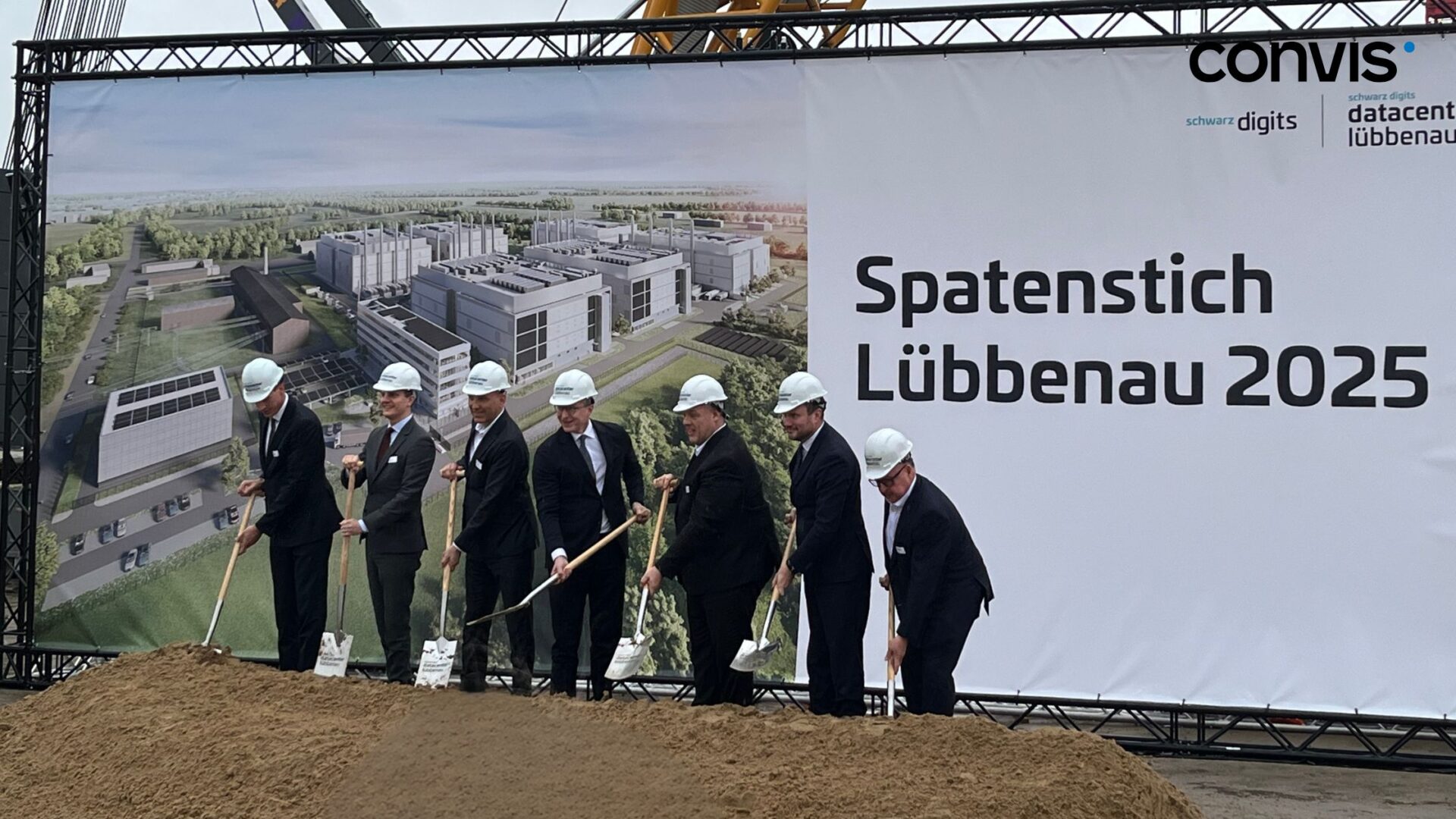 Spatenstich für Datacenter in Lübbenau 2025 mit mehreren Anwesenden und Bauarbeiten.