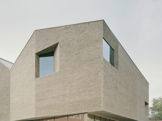 Moderne Architektur mit rechteckigen Fenstern und hellem Ziegelstein. Foto von Brigida González.