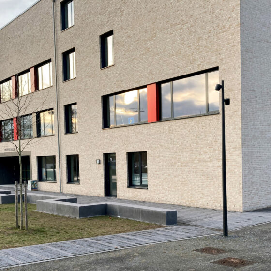 Oberschule Billerbeck: Helles Gebäude mit großen Fenstern und minimalistischer Gestaltung.