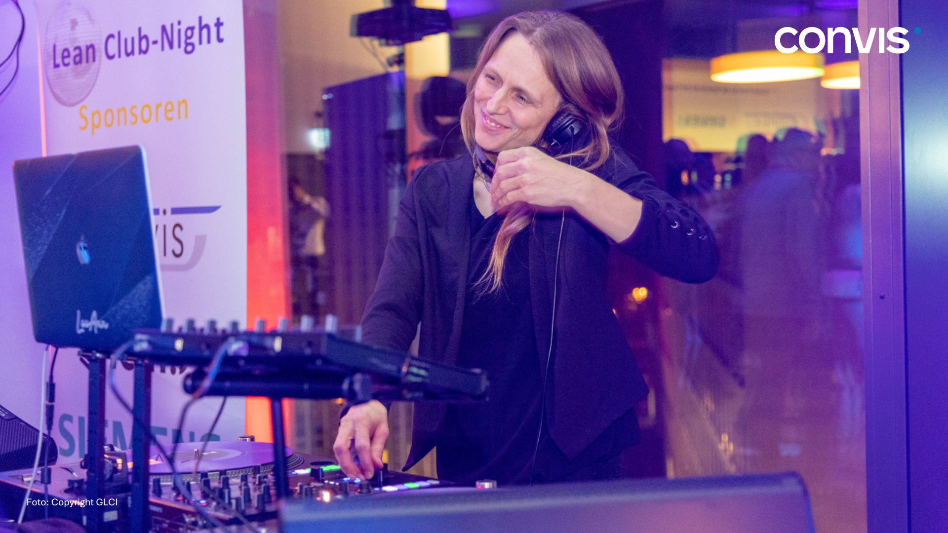 DJ bei einer Veranstaltung, die Musik auflegt und das Publikum begeistert.