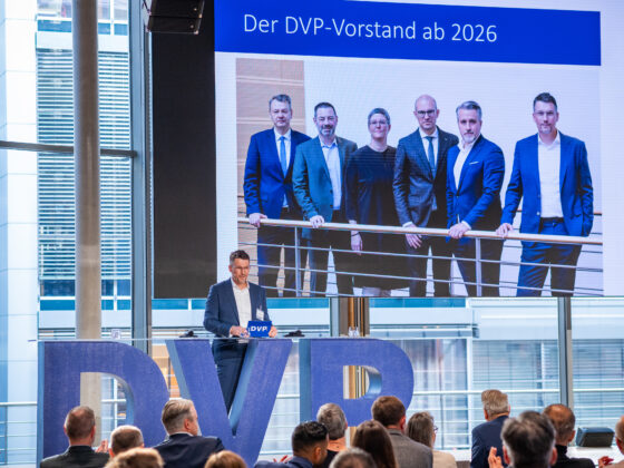 DVP-Vorstand 2026 präsentiert, mit Redner und Publikum im Hintergrund bei einer Veranstaltung.