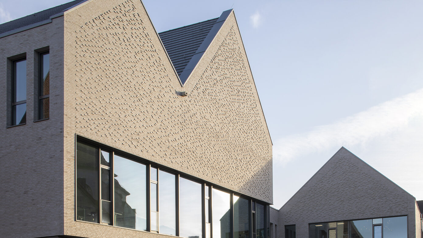 Moderne Architektur mit einzigartiger Fassade und großen Fenstern in hellem Licht.