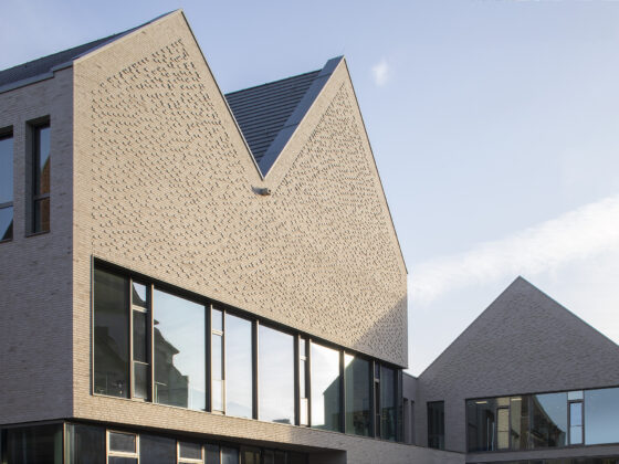 Moderne Architektur mit einzigartiger Fassade und großen Fenstern in hellem Licht.