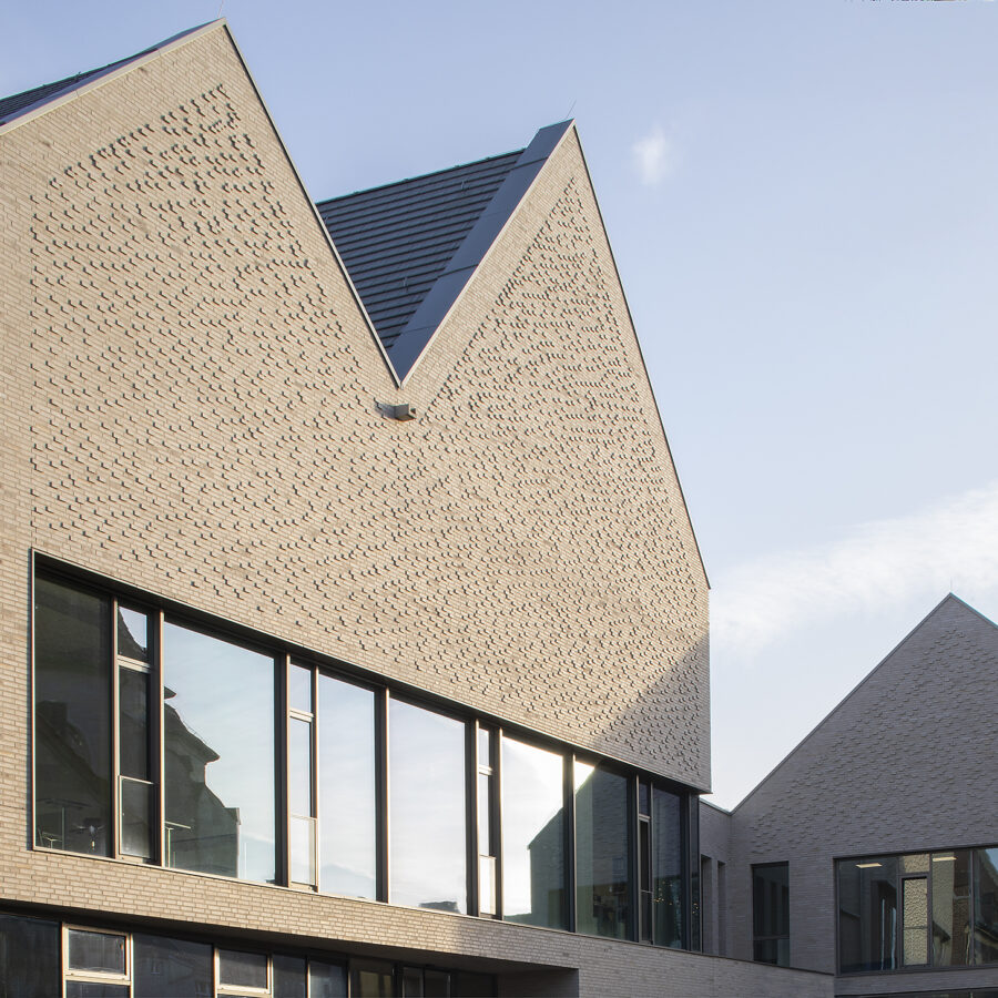 Moderne Architektur mit einzigartiger Fassade und großen Fenstern in hellem Licht.