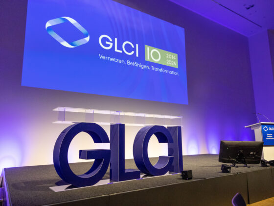 GLCI 2014-2024: Bühne mit Logo und Motto zur digitalen Transformation und Vernetzung.