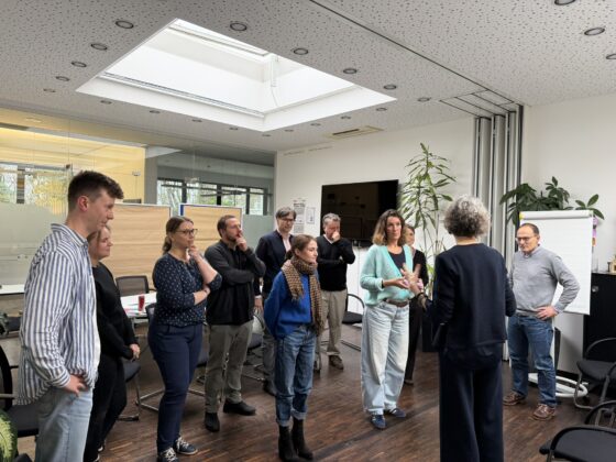 Gruppendiskussion in modernem Büro mit Menschen, die aktiv miteinander kommunizieren.