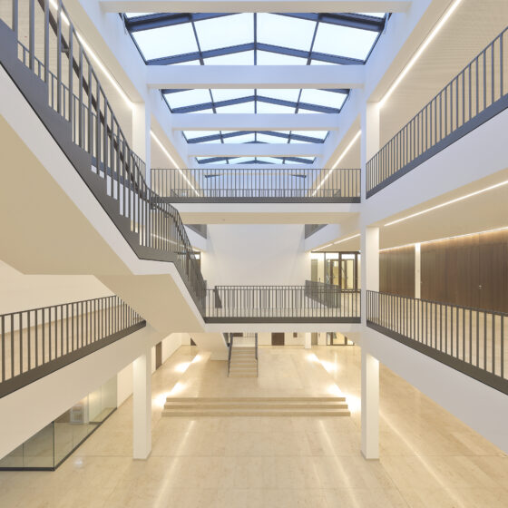 IHK-Nor Westphalen Münster mit moderner Architektur mit hellem Atrium und Glasdach in minimalistischer Gestaltung.