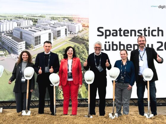 Spatenstich für Datacenter Lübbenau 2025 mit prominenten Gästen und Bauhelm.