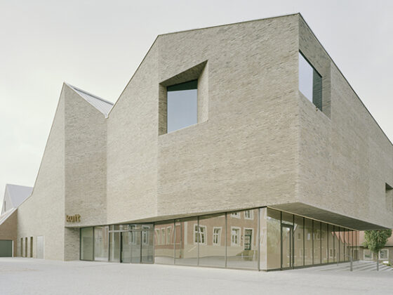 Moderne Architektur: Innovative Backsteinfassade eines zeitgenössischen Gebäudes in städtischer Umgebung.