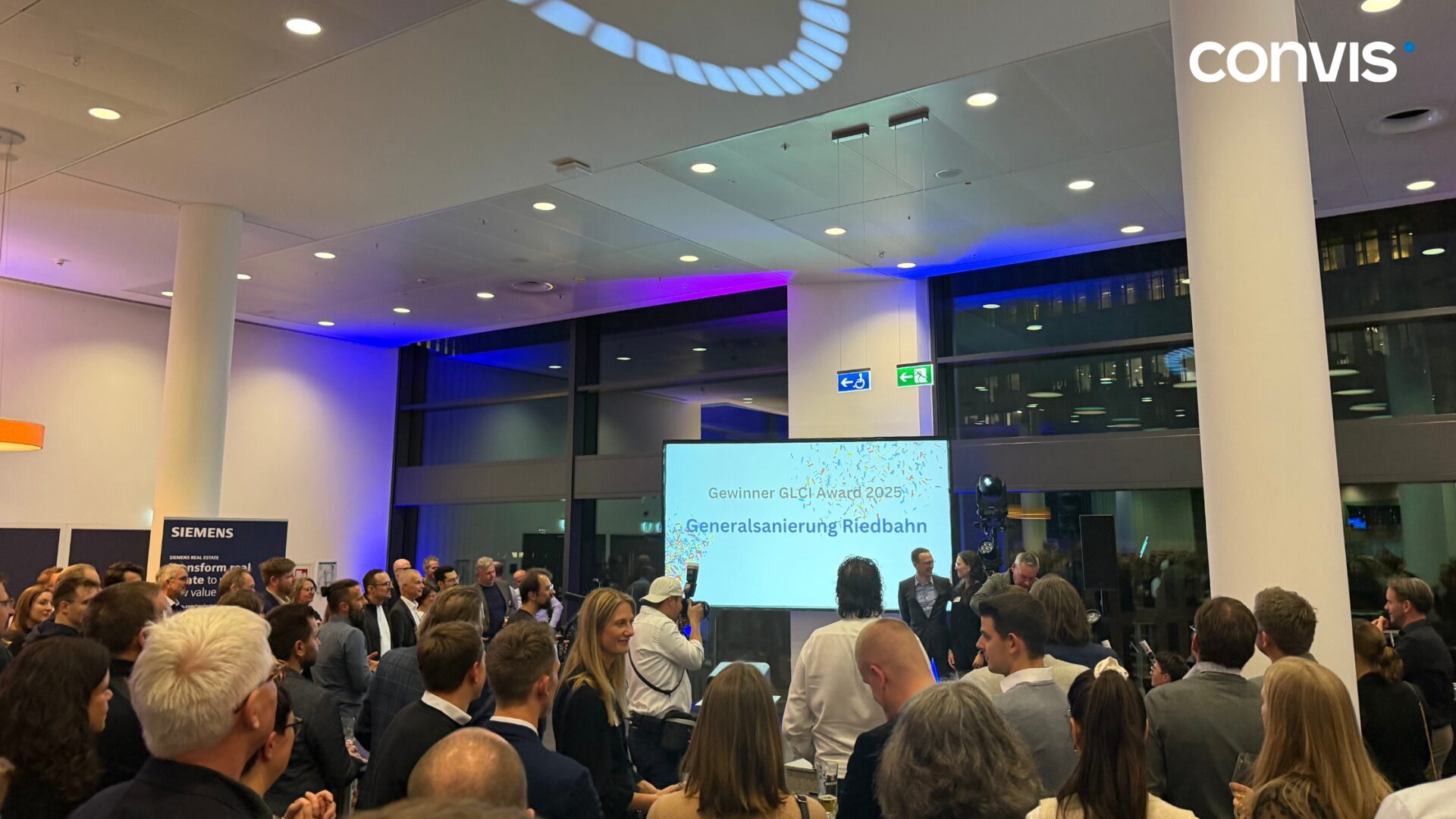 Veranstaltung mit Publikum, Auszeichnung für die Generalisierung der Riedbahn, Convis-Logo sichtbar.