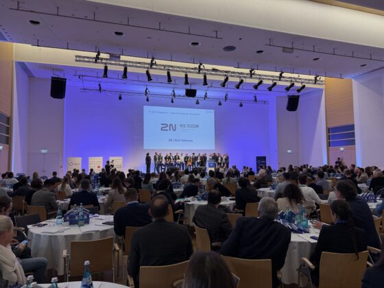 Konferenz mit Publikum und Rednern auf der Bühne, 2N Telekommunikation im Fokus.