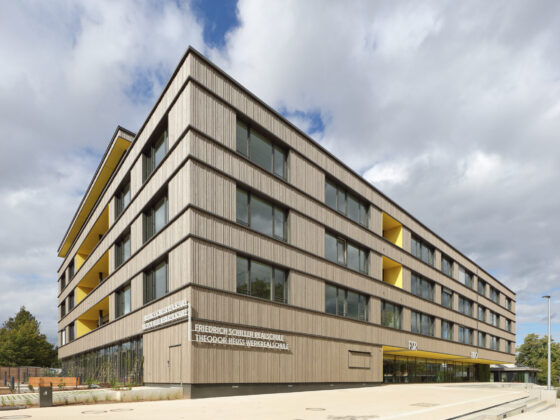 Ansicht des Eingangsbereichs der Friedrich-Schiller-Realschule und Theodor-Heuss-Werkrealschule in Stockbrünnle, Böblingen, mit großen Fenstern und Holzfassade.