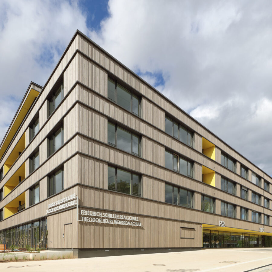 Ansicht des Eingangsbereichs der Friedrich-Schiller-Realschule und Theodor-Heuss-Werkrealschule in Stockbrünnle, Böblingen, mit großen Fenstern und Holzfassade.