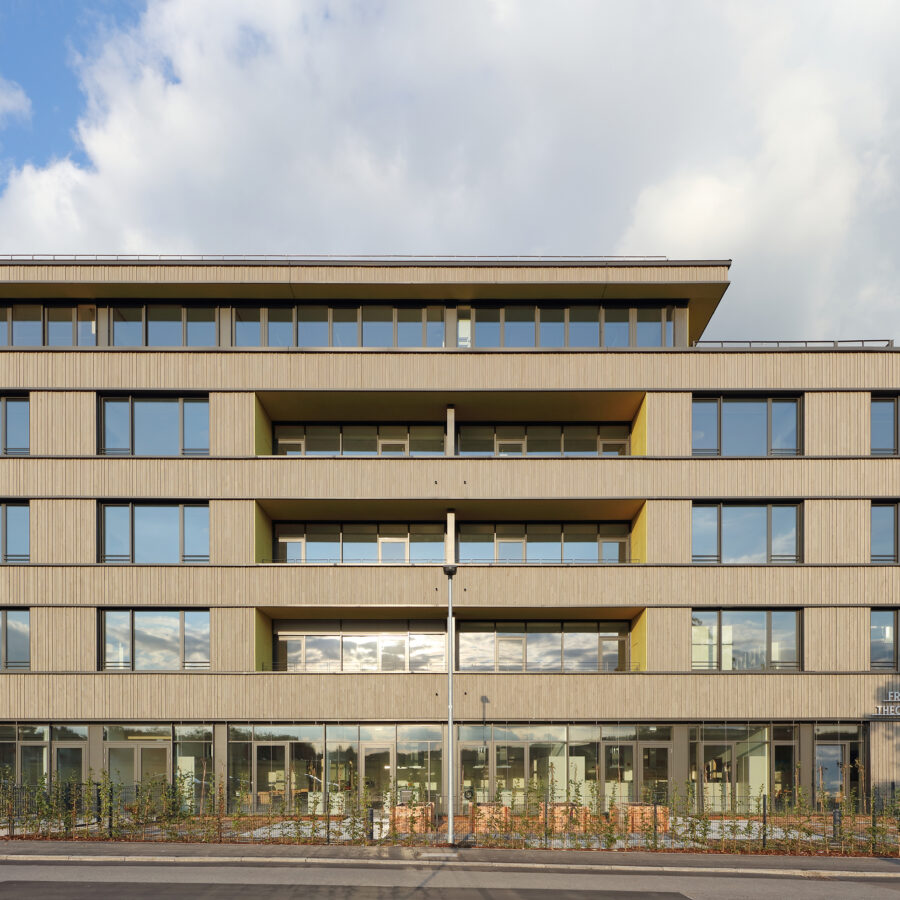 Anicht Schule Stockbrünnele Böblingen mit großen Fenstern und Balkonen.