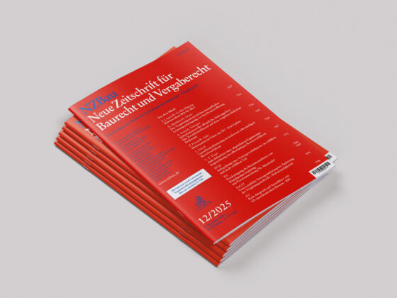 Stapelhaufen von Zeitschriften mit rotem Cover über Baurecht und Vertragsrecht.