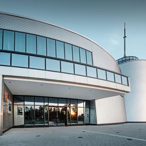 Moderne Architektur eines Gebäudes mit großen Fenstern und einzigartigem Design.