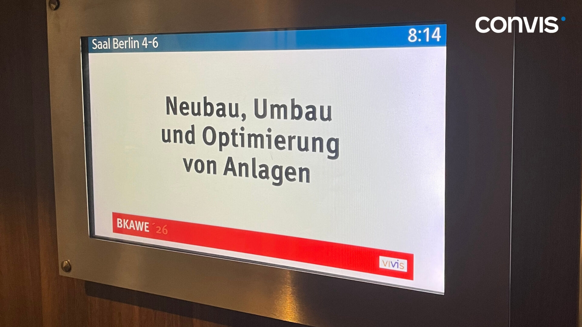 Digitales Display mit Informationen zu Neubau, Umbau und Optimierung von Anlagen.