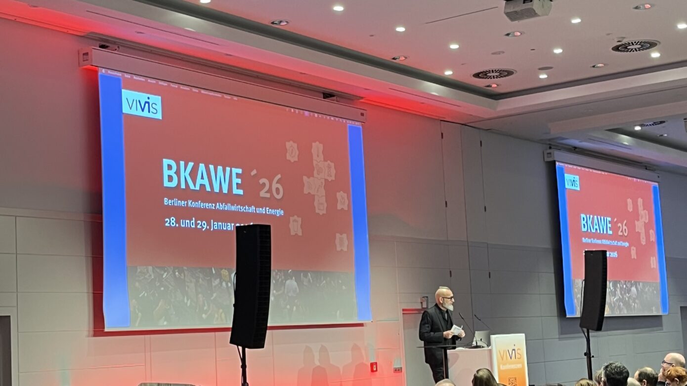 Konferenz BKAW 26 mit Redner und Publikum im modernen Veranstaltungsraum.