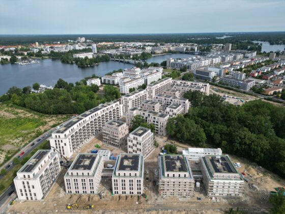 Blick von oben auf das Quartier Waterkant mit Verkehrs- und Medienerschließung