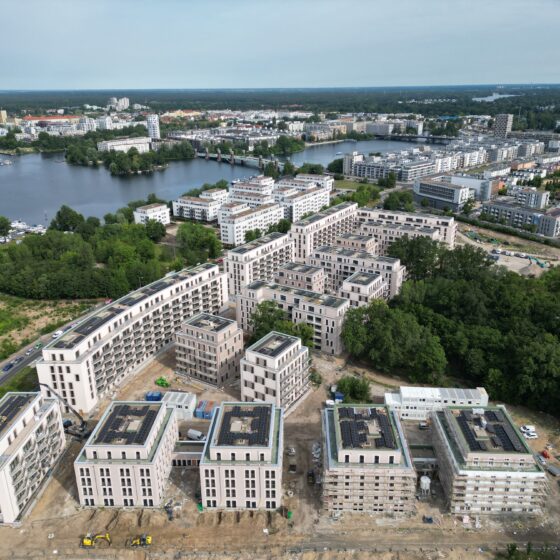 Blick von oben auf das Quartier Waterkant mit Verkehrs- und Medienerschließung