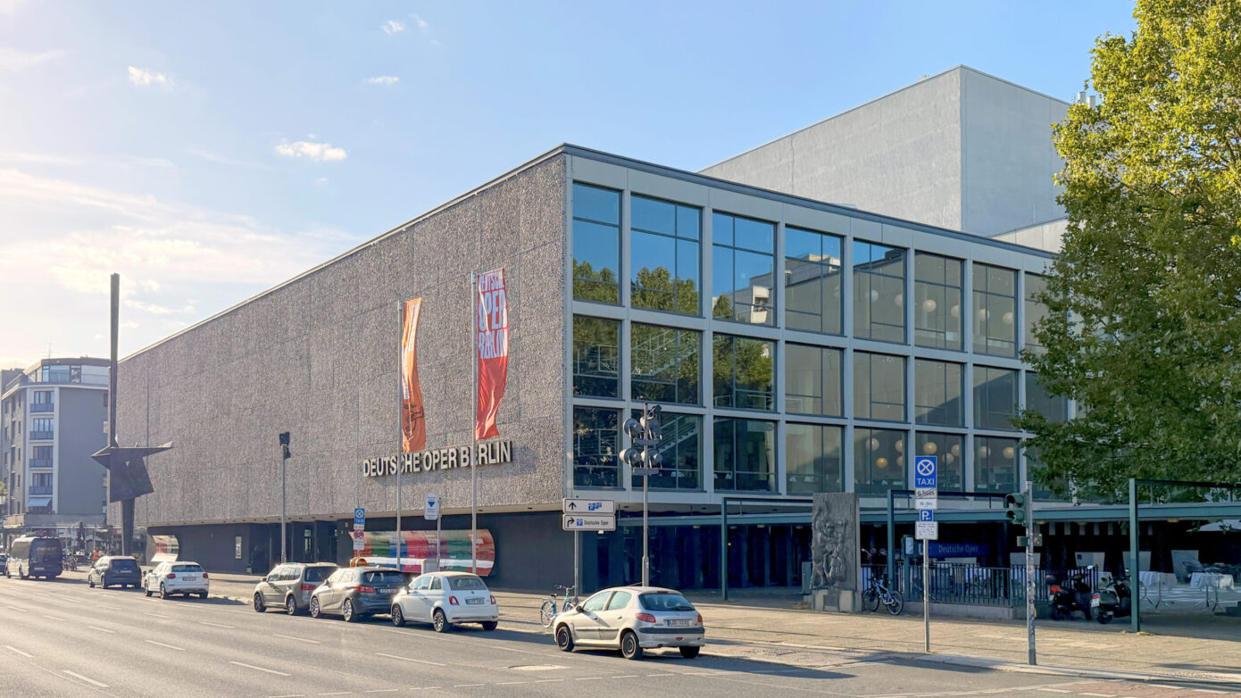 Die Deutsche Oper Berlin mit moderner Architektur und lebendiger Stadtatmosphäre.