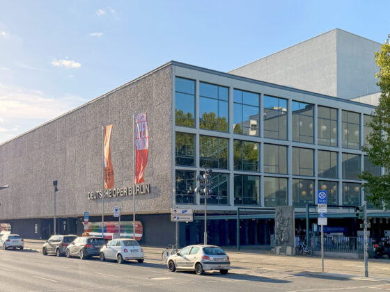 Die Deutsche Oper Berlin mit moderner Architektur und lebendiger Stadtatmosphäre.