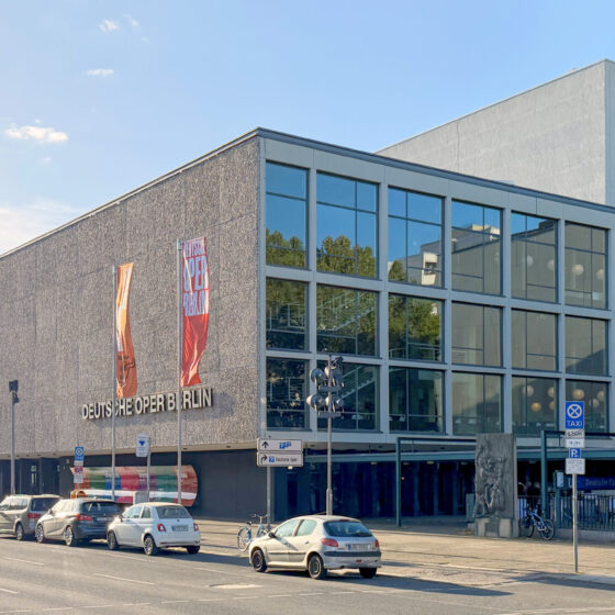 Die Deutsche Oper Berlin mit moderner Architektur und lebendiger Stadtatmosphäre.