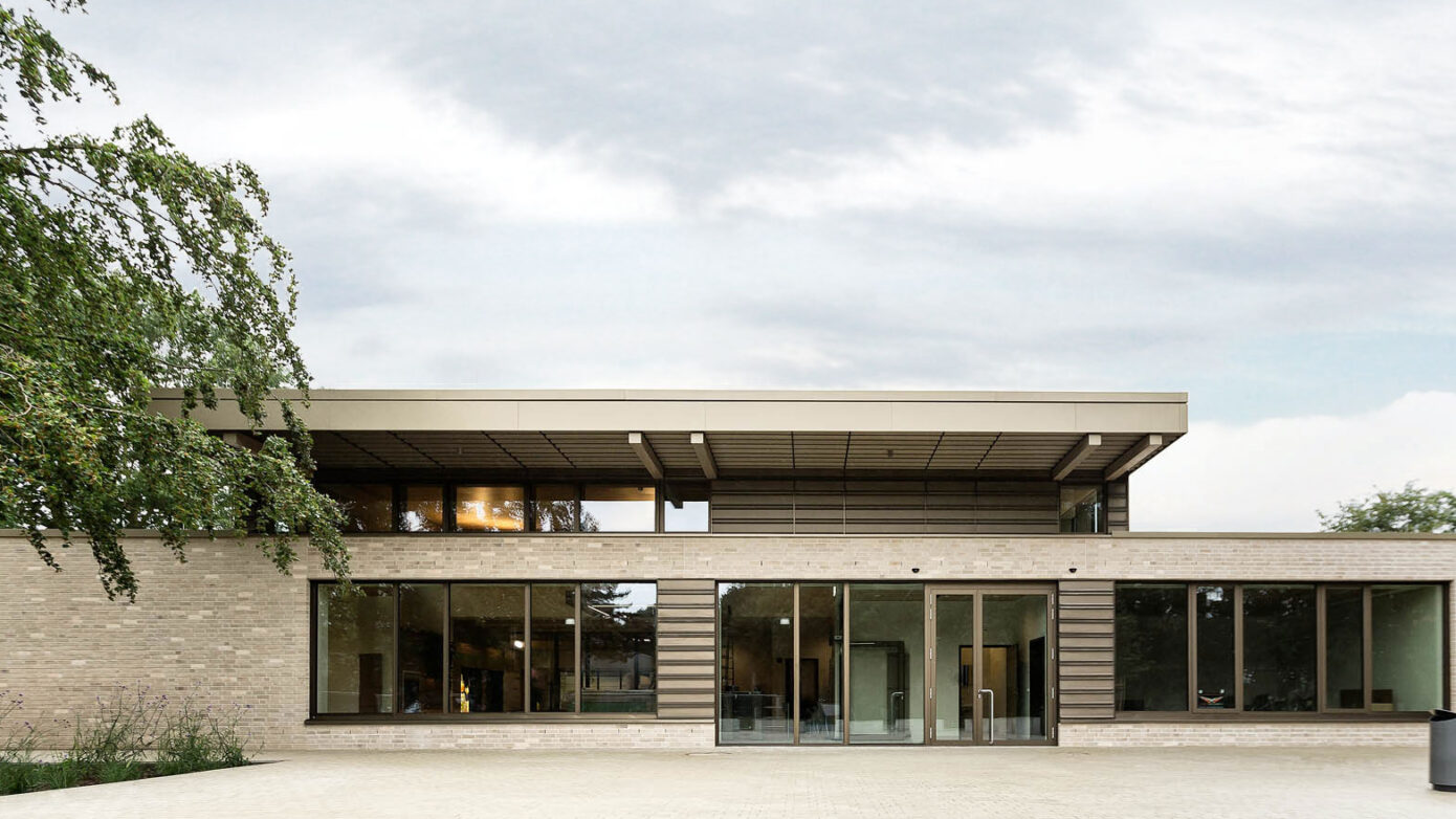 Familienbad Delfinoh von Außen mit moderner Architektur: zeitgenössisches Gebäude mit großen Fenstern und natürlicher Umgebung.