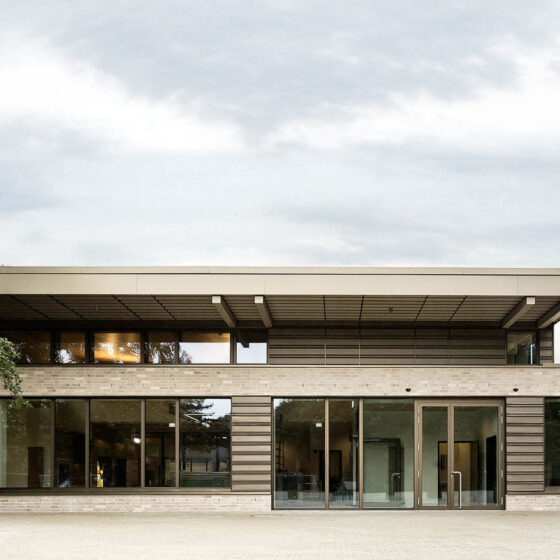 Familienbad Delfinoh von Außen mit moderner Architektur: zeitgenössisches Gebäude mit großen Fenstern und natürlicher Umgebung.