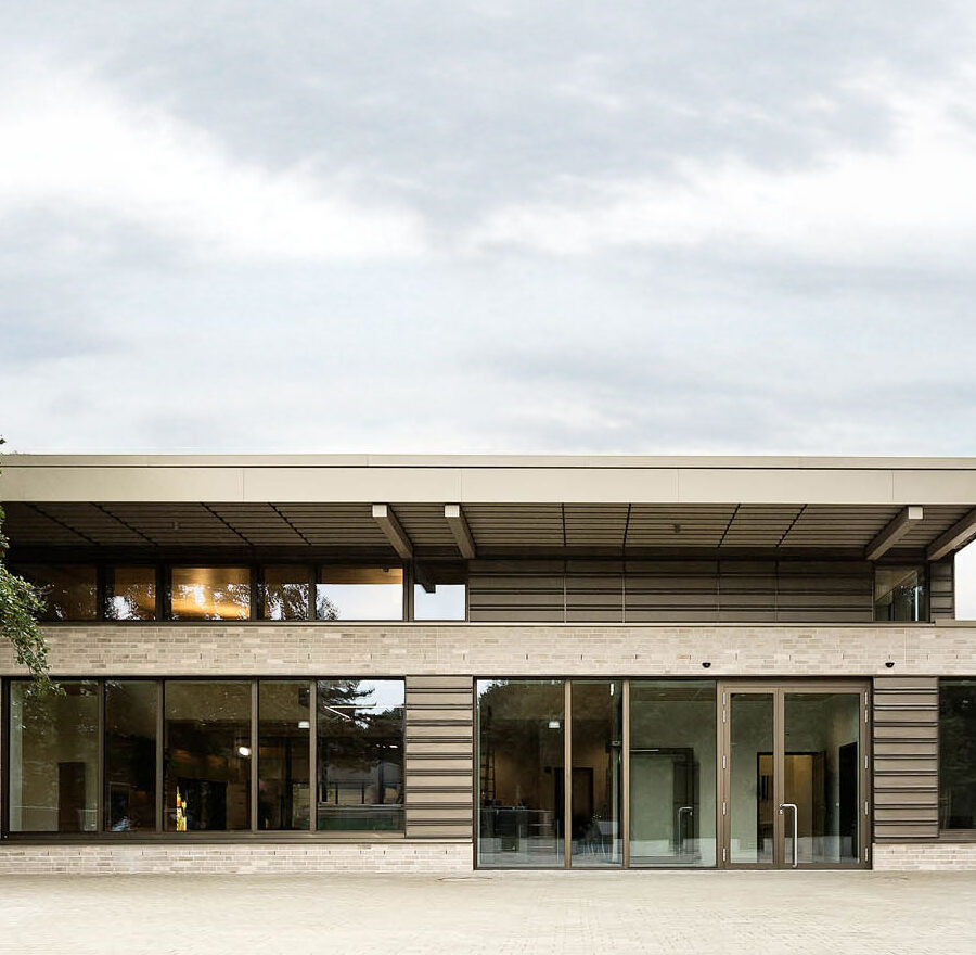 Familienbad Delfinoh von Außen mit moderner Architektur: zeitgenössisches Gebäude mit großen Fenstern und natürlicher Umgebung.