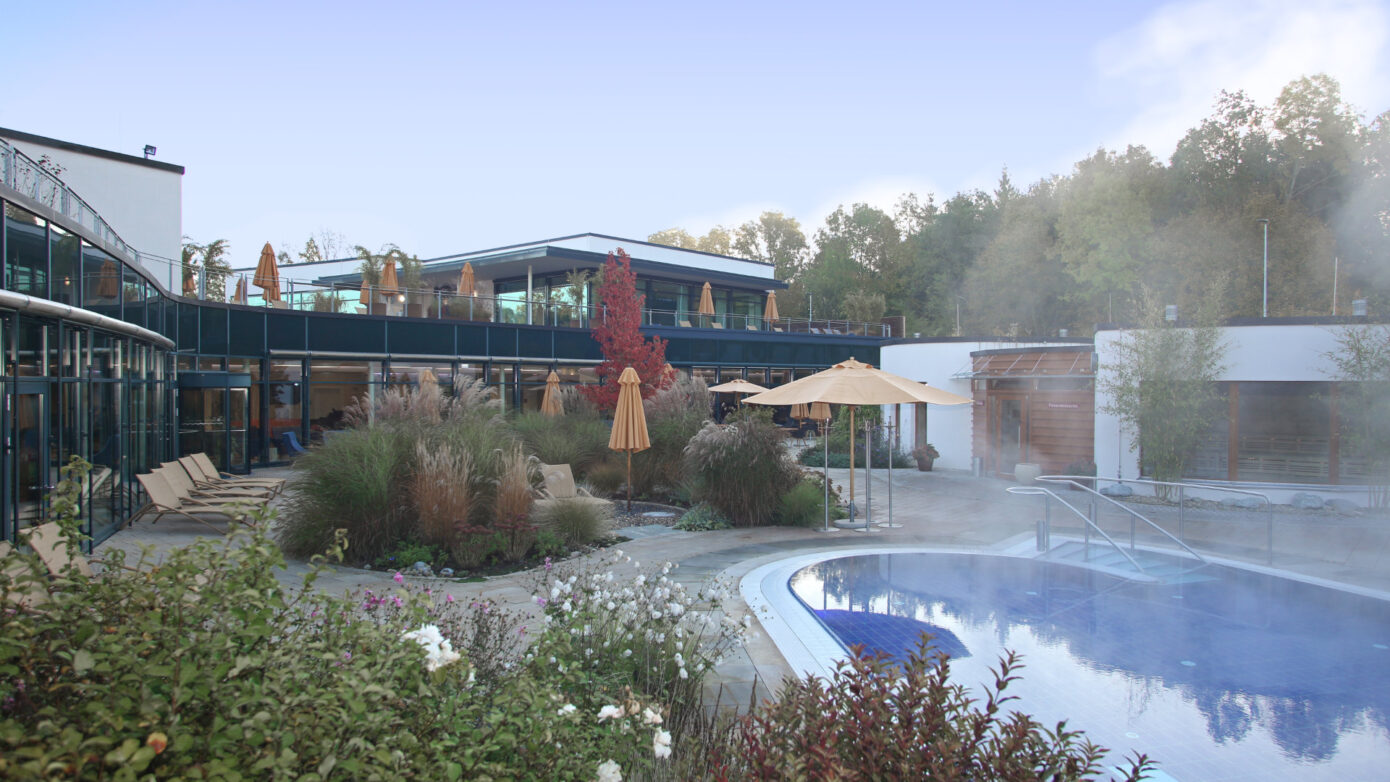 Mineraltheme Böblingen mit Pool, Liegen und blühenden Pflanzen in ruhiger Umgebung.