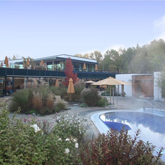 Mineraltheme Böblingen mit Pool, Liegen und blühenden Pflanzen in ruhiger Umgebung.