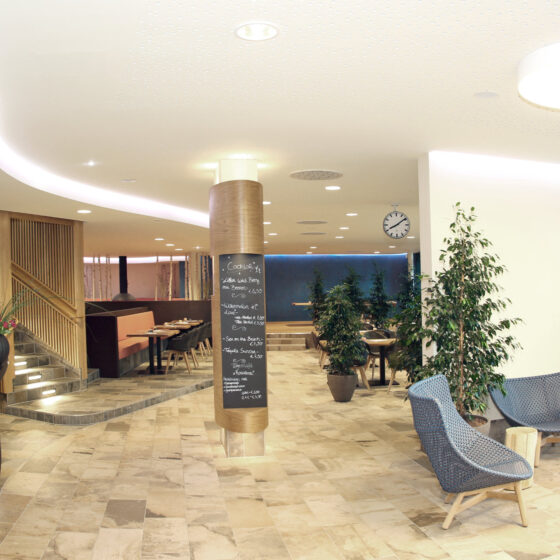 Mineraltheme Böblingen mit moderner Empfangshalle mit stilvollen Möbeln, Pflanzen und einladender Atmosphäre.