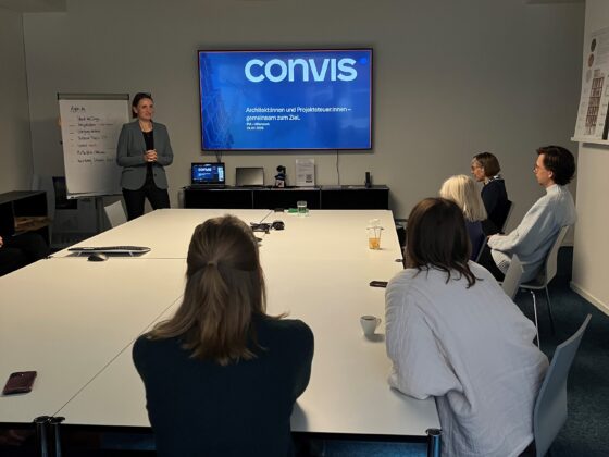 Teammeeting mit Präsentation von CONVIS in modernem Büro.
